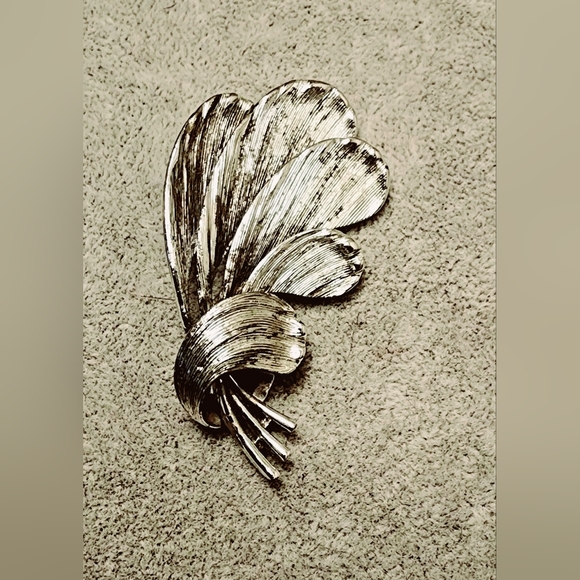 Vintage rare find Lisner high end luxury texture silver bushel bouquet brooch - Picture 2 of 5